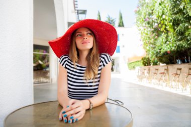 Kırmızı şapkalı güzel kadın.