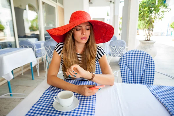 Hermosa mujer en un café — Foto de Stock