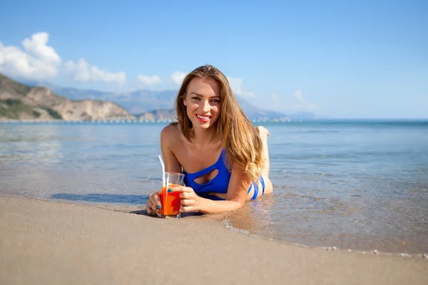 Woman and sea — Stock Photo, Image