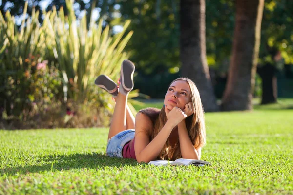 Frau auf einem Gras — Stockfoto