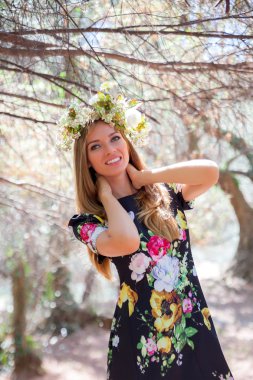 Kadın ve zeytin orman