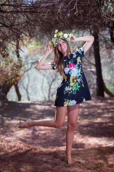 Mujer y bosque de olivos —  Fotos de Stock