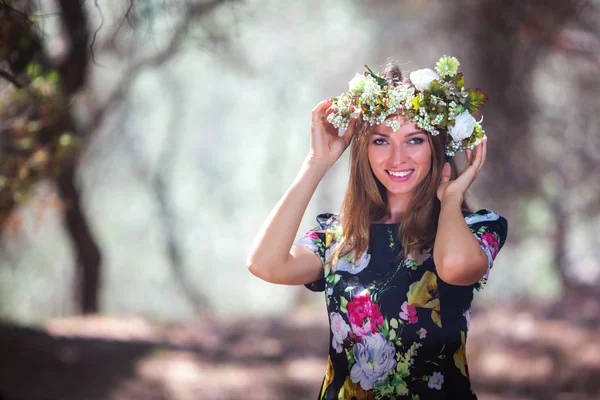 Mujer y bosque de olivos —  Fotos de Stock