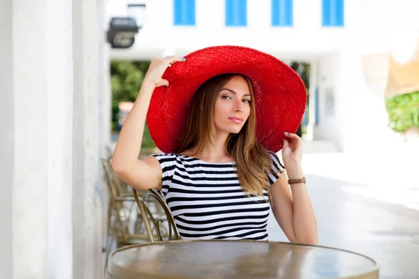 Hermosa mujer en un café — Foto de Stock