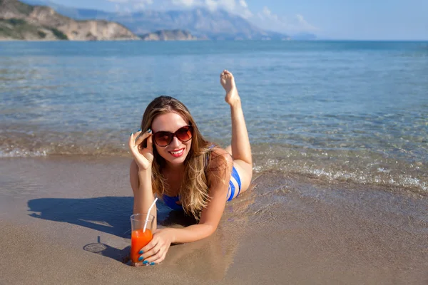 Descansando mulher bonita — Fotografia de Stock