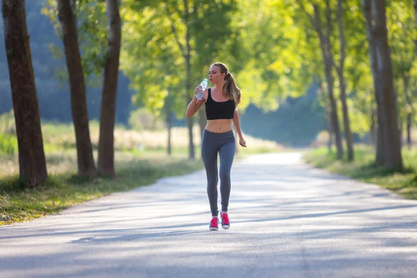 Jogging vacker kvinna — Stockfoto