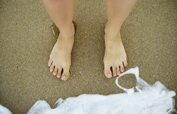 Zanderige voeten op het strand — Stockfoto