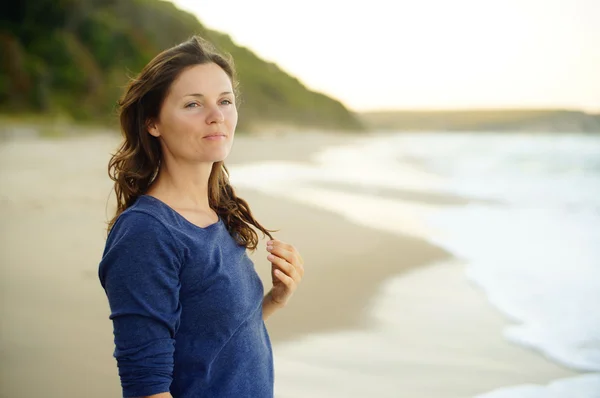 Békés öröm a strandon — Stock Fotó