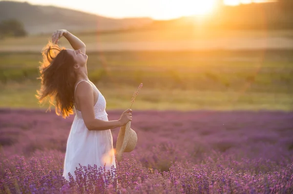 Coucher de soleil joyeux dans la lavande — Photo