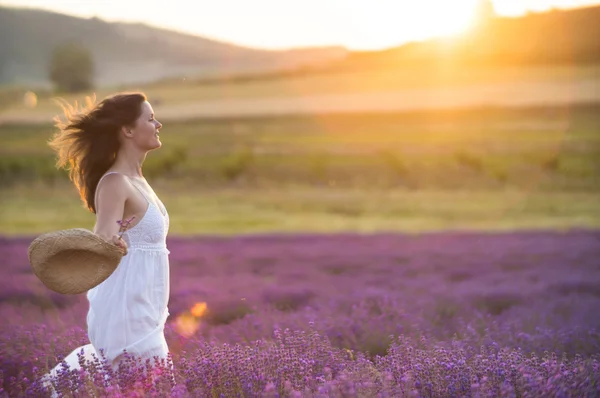 Laufen in einem Lavendelfeld — Stockfoto