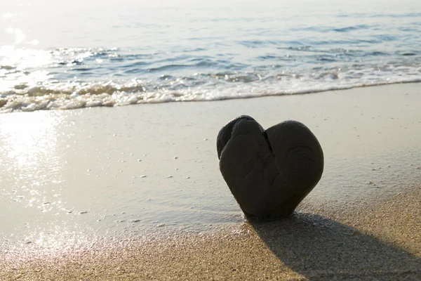 Pedra do coração na praia — Fotografia de Stock