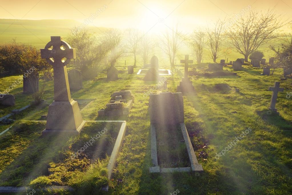 кладбище. старое кладбище. ухоженное кладбище. видеть кладбище во сне к чему это снится. сонник ходить по могилах.