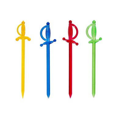 Kılıç ya da rapier şeklinde çok renkli şeffaf kokteyl çubuklarıyla süslenmiş. Beyazda izole edilmiş