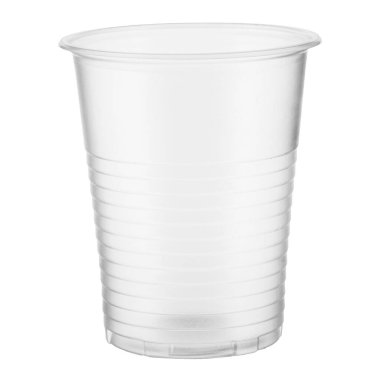 Beyaz arkaplanda izole edilmiş tek kullanımlık şeffaf plastik bardak.