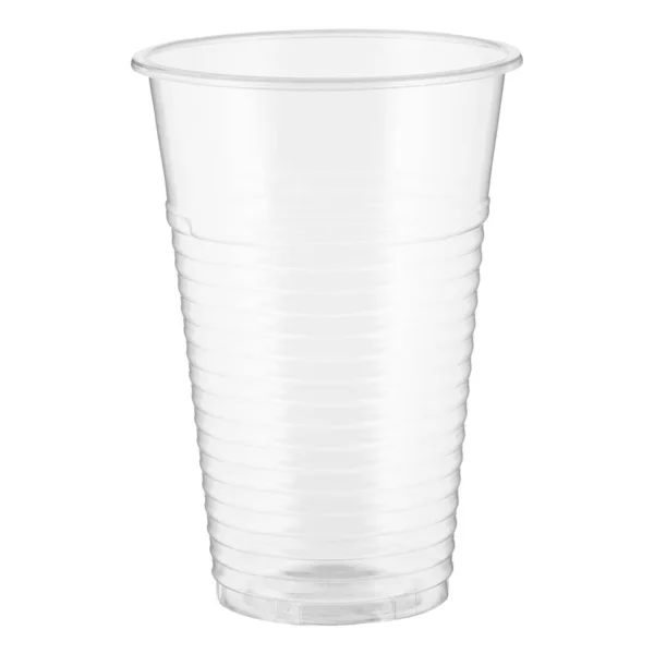 Beyaz arkaplanda izole edilmiş tek kullanımlık şeffaf plastik bardak.