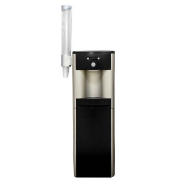 Beyaz arka planda izole edilmiş bardakları olan modern elektrikli su soğutucusu.