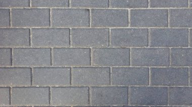 Şehir yolunda dikdörtgen gri fayans ya da taş kaldırım