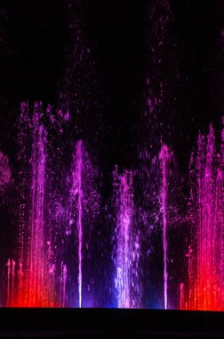 Renkli tükürük ve dans eden fıskiyeler.