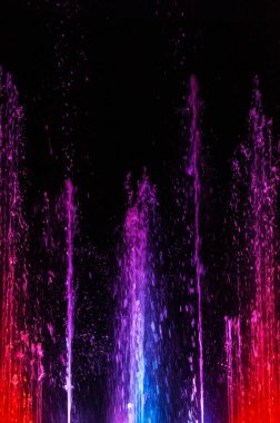 Renkli tükürük ve dans eden fıskiyeler.