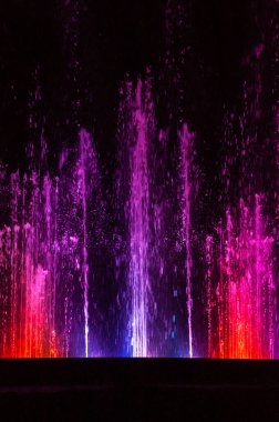 Renkli tükürük ve dans eden fıskiyeler.