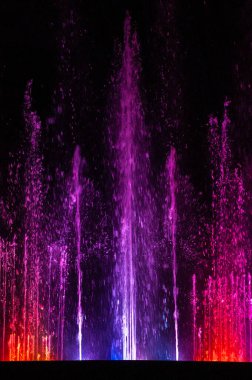 Renkli tükürük ve dans eden fıskiyeler.