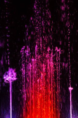 Renkli tükürük ve dans eden fıskiyeler.