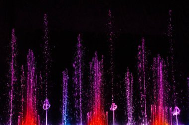 Renkli tükürük ve dans eden fıskiyeler.