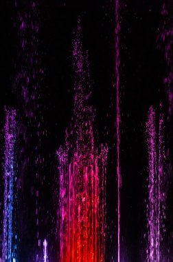 Renkli tükürük ve dans eden fıskiyeler.