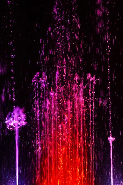 Renkli tükürük ve dans eden fıskiyeler.