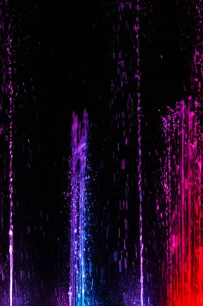 Renkli tükürük ve dans eden fıskiyeler.