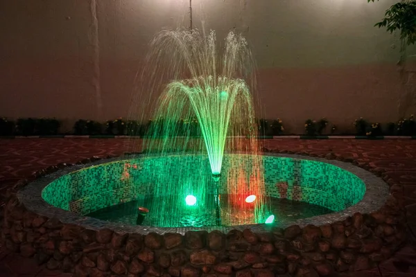 Una Fontana Multicolore Illuminata Notte Una Cornice Pietra Naturale — Foto Stock