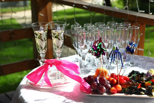 Ein Serviertisch Einem Offenen Café Mit Gläsern Für Eine Hochzeitsfeier — Stockfoto