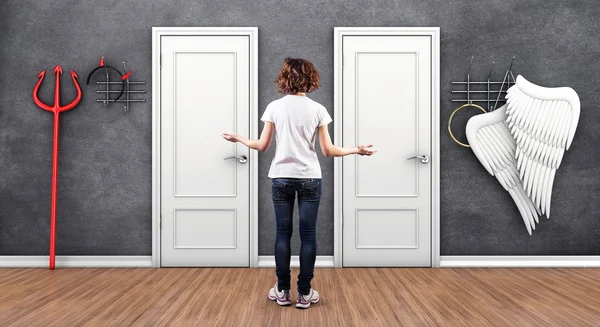 Chica antes de una puerta — Foto de Stock