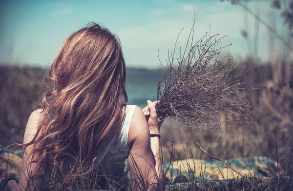 Chica con flores — Foto de Stock