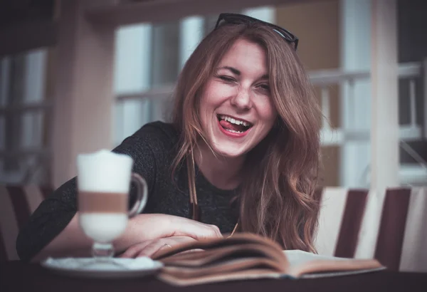 Chica con café con leche —  Fotos de Stock