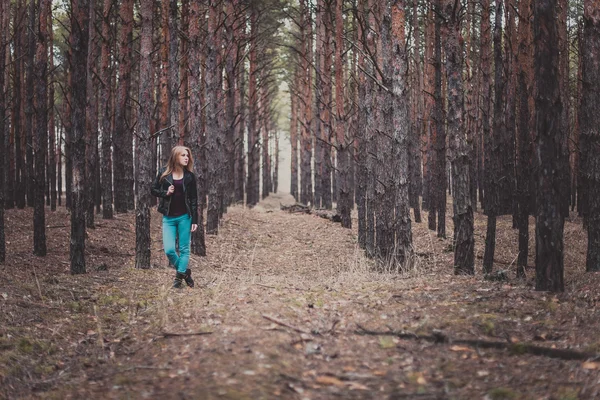 Chica en el bosque — Foto de Stock