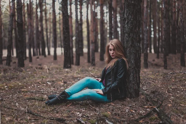 Kız ormanda — Stok fotoğraf