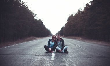 Erkek ve kız bir yolda