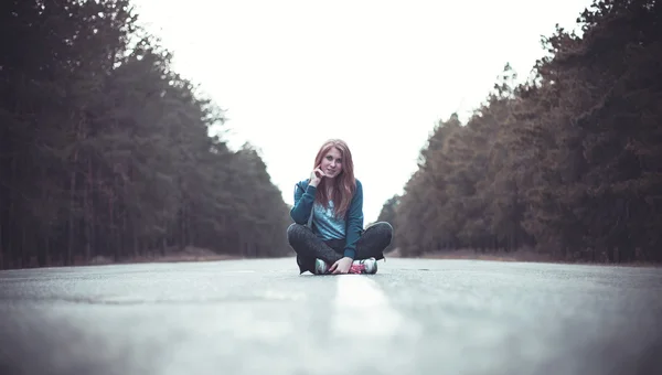 Chica en un camino — Foto de Stock