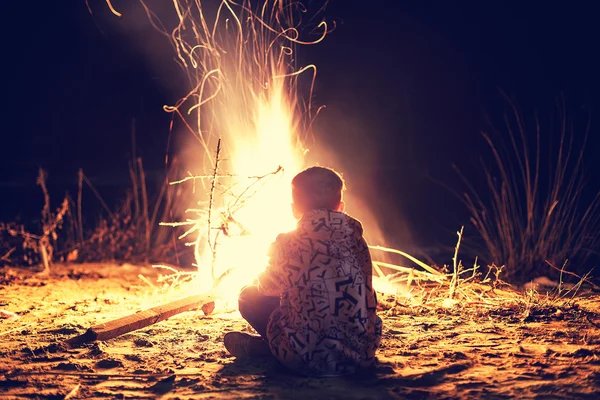 Junge am Lagerfeuer — Stockfoto