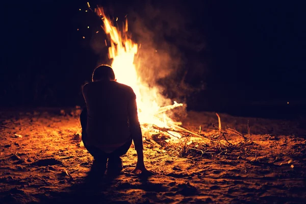 Αγόρι, κοντά σε μια φωτιά — Φωτογραφία Αρχείου