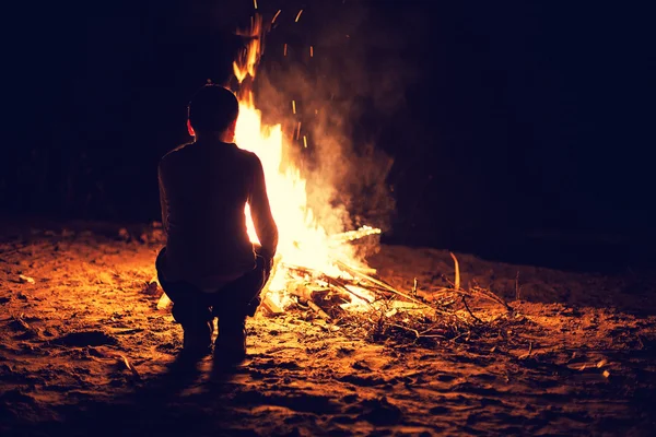 Boy near a bonfire — Stock Photo, Image