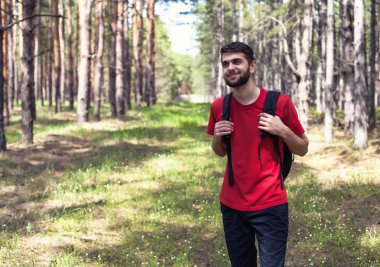 Bir sırt çantası ile çocuk