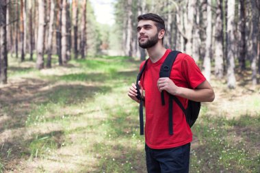 Bir sırt çantası ile çocuk