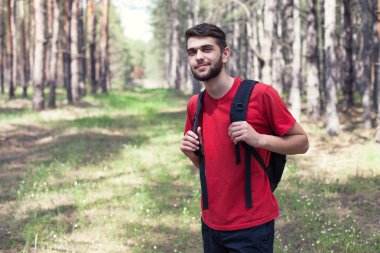 Bir sırt çantası ile çocuk