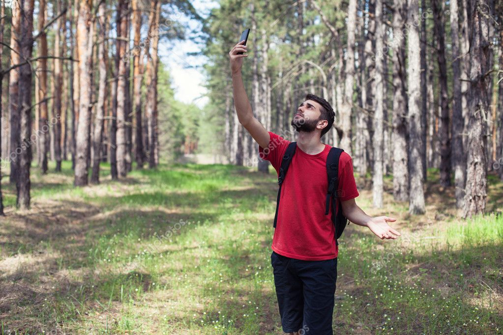 этот телефон. человек с компасом. мобильная связь в лесу. туристы заблудились в лесу. смартфон в лесу.