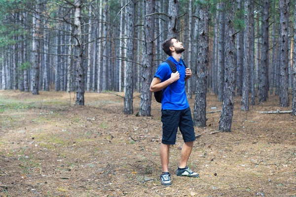 Rapaz com uma mochila — Fotografia de Stock