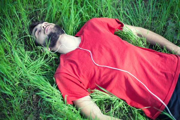 Jongen in een gras — Stockfoto