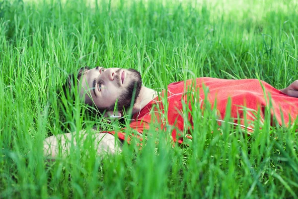 Garçon dans une herbe — Photo