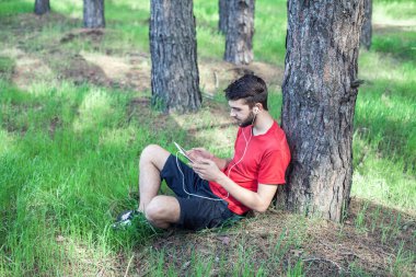 Çocuk bir ağacın altında
